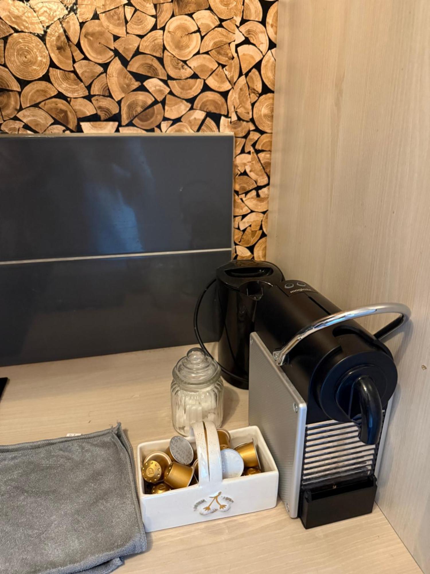 Chic Central City Views & Balcony Appartamento *